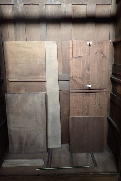 Armoire en chêne mouluré ouvrant à deux vantaux...