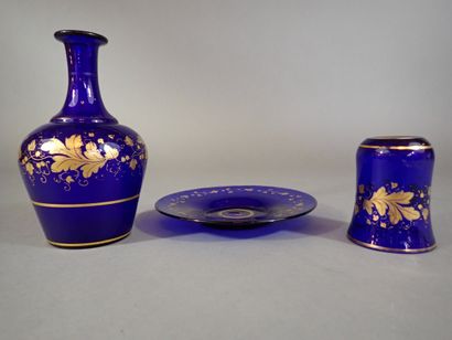 Service de nuit en verre bleu cobalt, comprenant...