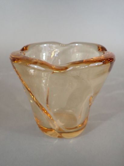 DAUM, Nancy, France. Vase en verre moulé...