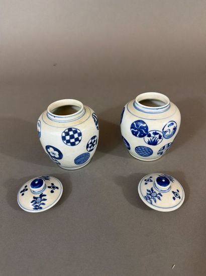 Paire de petits pots couverts en porcelaine...