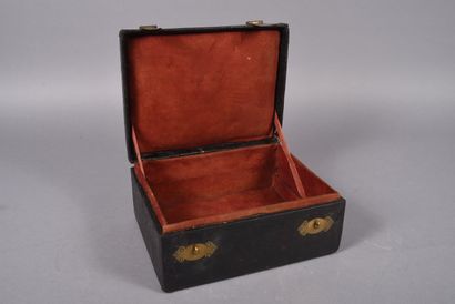 Coffret en cuir noir à fermetures et poignée...