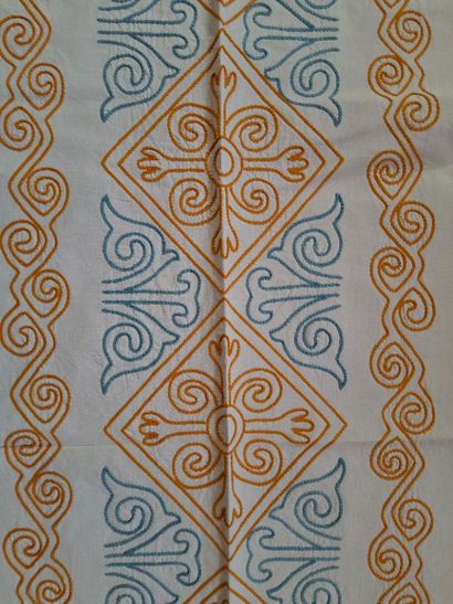 Nappe et 12 serviettes en coton blanc, brodé...