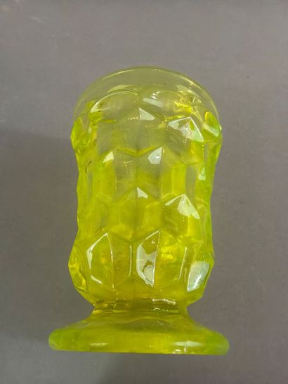 Verre en ouraline de teinte vert-jaune, décor...