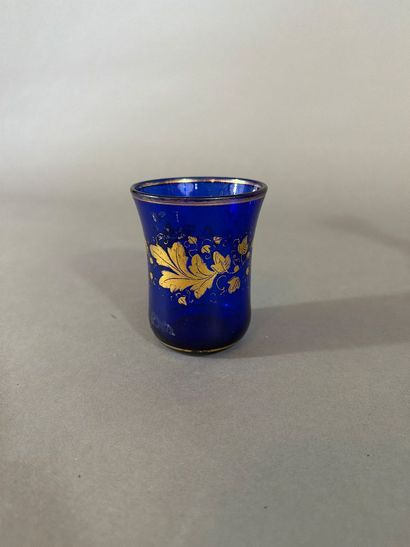 Service de nuit en verre bleu cobalt, comprenant...