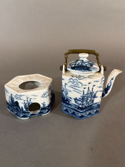 Petite théière et réchaud en porcelaine bleu...