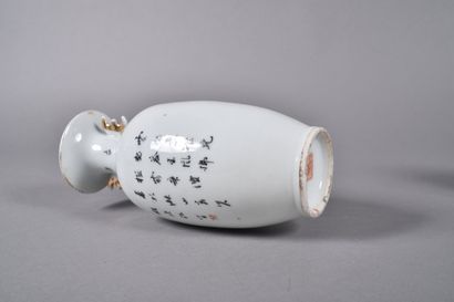 CHINE, début du XXe siècle
Vase en porcelaine,...
