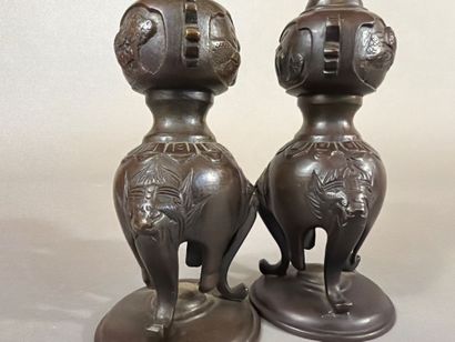 CHINE XXe, paire de bougeoirs en bronze,...