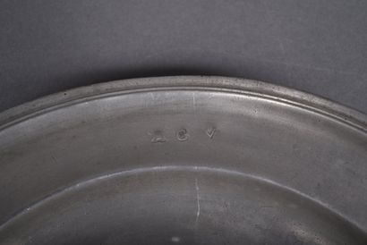 Plat rond en étain le marli à décor de fortes...