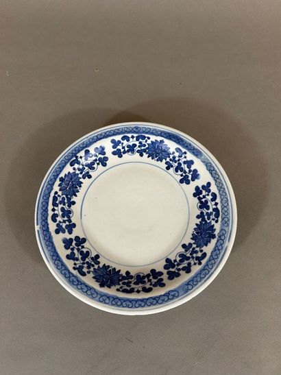 Ensemble de trois assiettes en porcelaine...