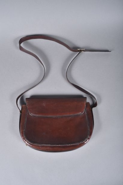 AUBERCY. Sac besace en cuir marron, anse...