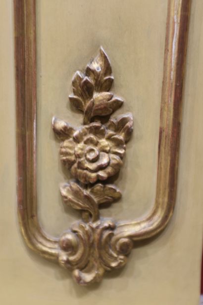 Trumeau en bois laqué crème à décor d'un...