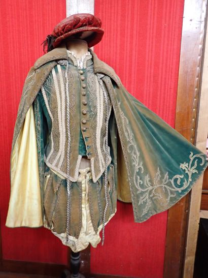 Costume de théâtre en velours de coton vert...