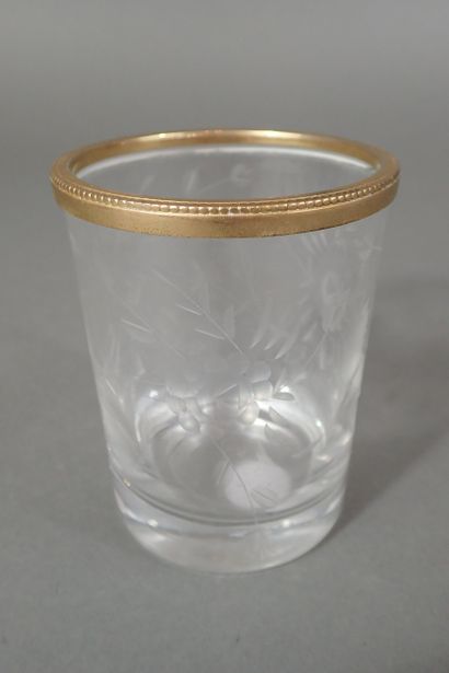 Grand gobelet en cristal à décor gravé de...