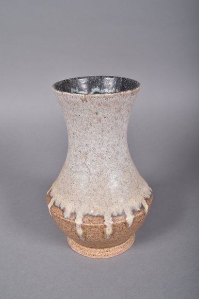 ACCOLAY. Vase en grès vernissé beige. Marqué...