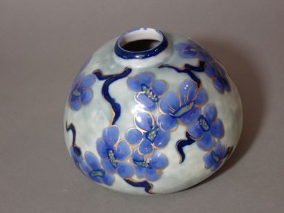 Camille THARAUD (1878-1956). Vase en porcelaine...