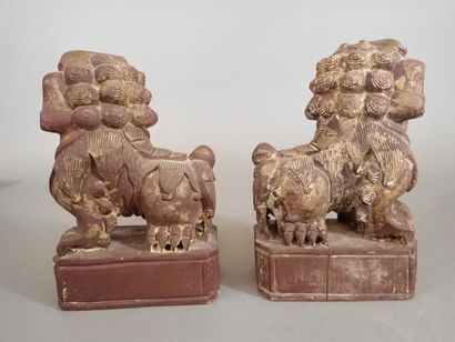 Chine, Xxe siècle. Deux lions de Fô en bois,...