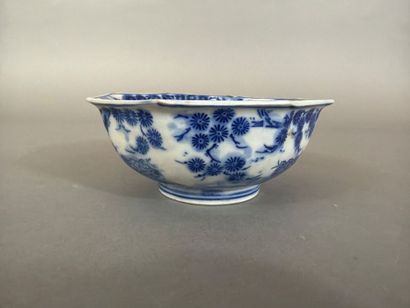 ASIE - Bol en porcelaine blanc bleu de forme...