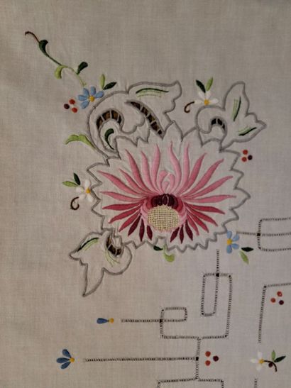 Paire de nappes et 23 serviettes en coton...