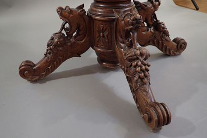 Guéridon en chêne sculpté, le piètement tripode...