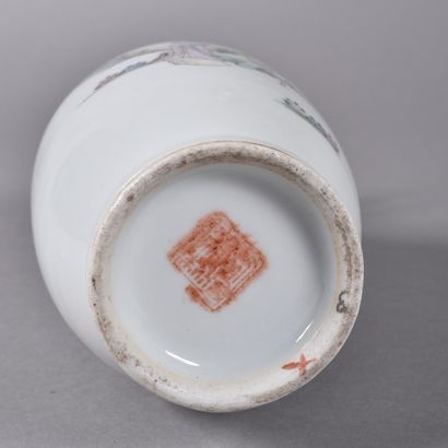 CHINE, début du XXe siècle
Vase en porcelaine,...