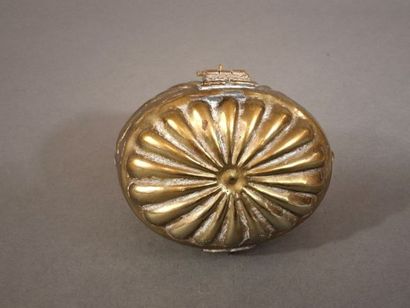 Boite en métal à décor de coquilles, le fermoir...