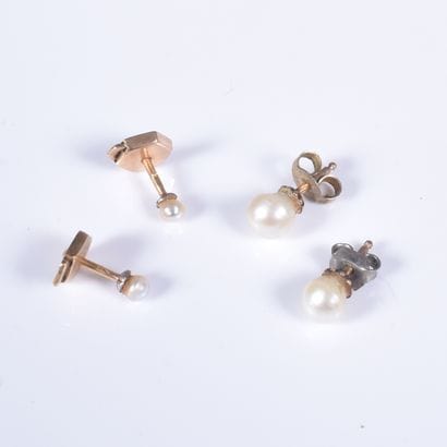 Lot de clous d'oreille en or jaune. Pressoir...