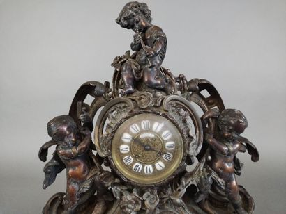 Importante Pendule en régule de style Rocaille...