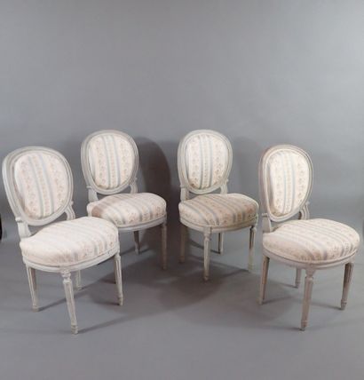 Ensemble de quatre chaises en bois rechampi...