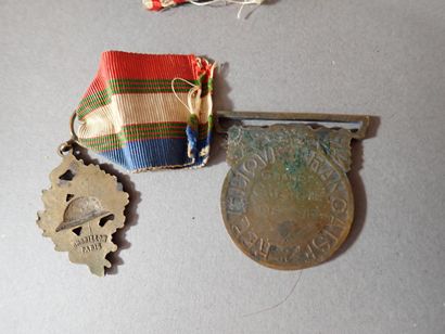 ***Ensemble comprenant : Médaille Française...