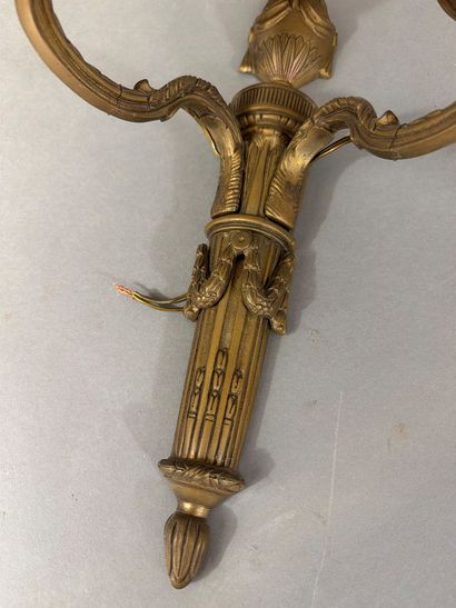 Paire d’applique murale en bronze doré à...
