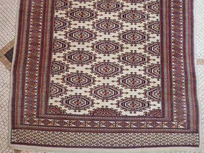 Tapis d'Orient en laine à décor géométrique...