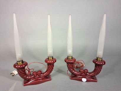 Paire de lampes en faience émaillée rouge...