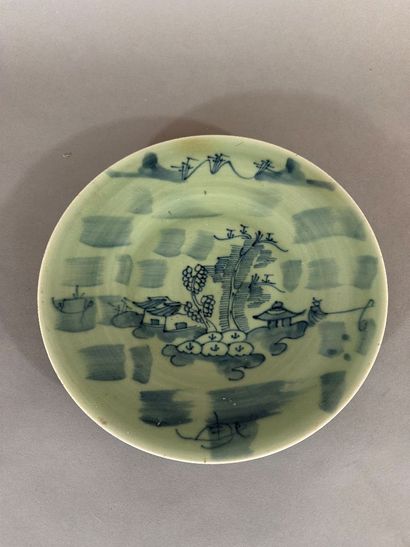 Ensemble de trois assiettes en porcelaine...