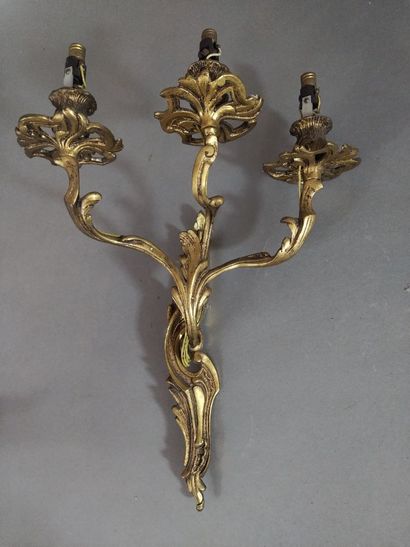 Paire d'appliques en bronze doré, la structure...