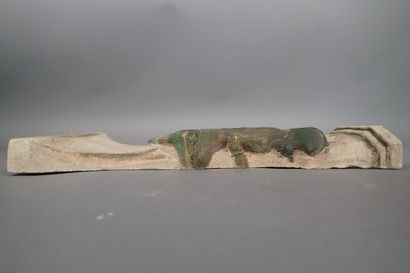 Bas-relief en plâtre patiné en forme de pilastre...