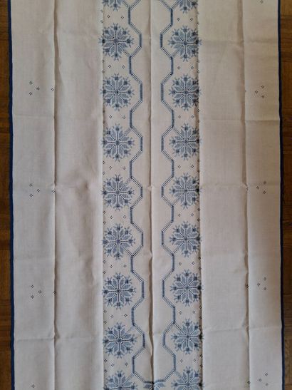 Nappe en coton blanc à décor d'étoiles stylisées...