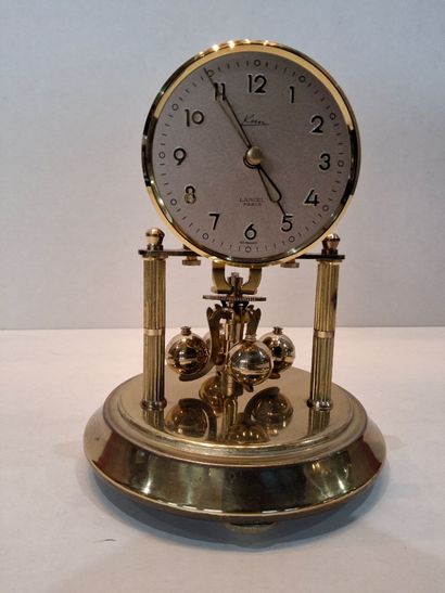 LANCEL - KERN. Pendule de table sous blobe...