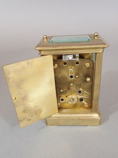 Pendule d'officier en laiton et verres biseautés,...