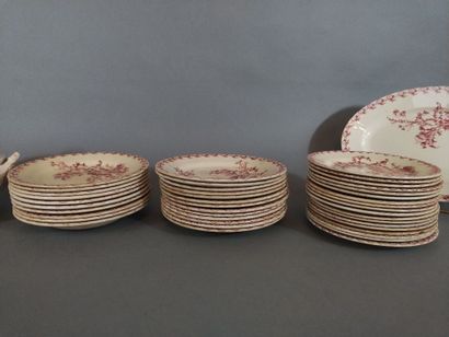 GIEN - Partie d'un service de table en porcelaine...