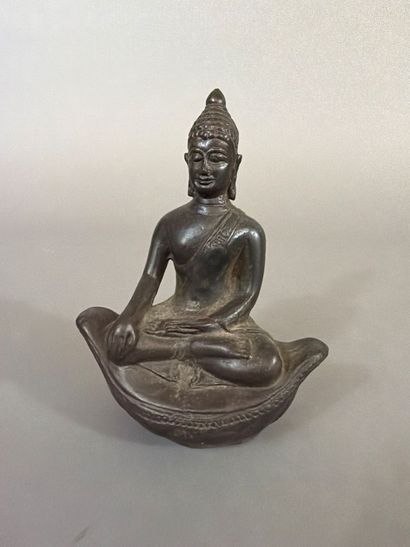 Bouddha assis, petit sujet en bronze patiné,...