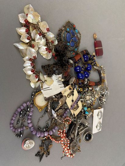 Lot de bijoux fantaisie comprenant collier,...
