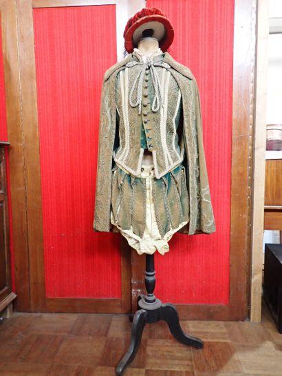 Costume de théâtre en velours de coton vert...