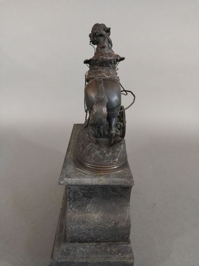 Pendule de cheminée à sujet en régule figurant...