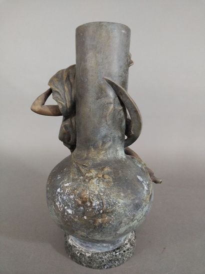 Vase en régule de style Art nouveau à décor...