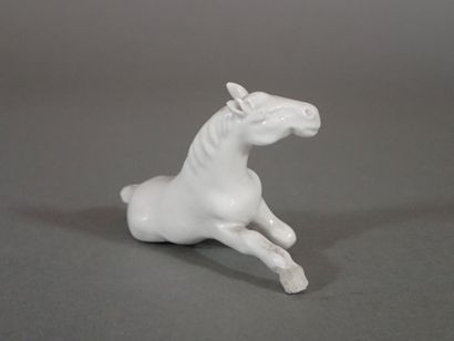 Paire de chevaux en porcelaine blanche, l'un...