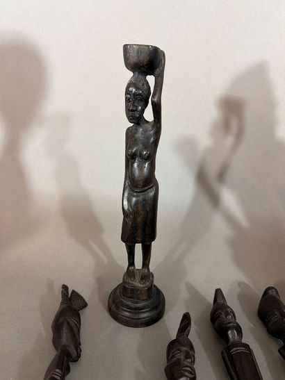 Ensemble de statues et du sculptures en bois...
