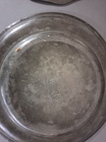Lot en étain comprenant : un plat à filets...