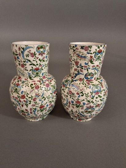 LUNEVILLE, Paire de vases en faïence à décor...
