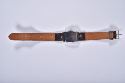 ANONYME
Montre bracelet à heures sautantes...