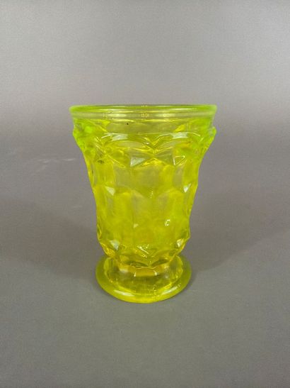 Verre en ouraline de teinte vert-jaune, décor...